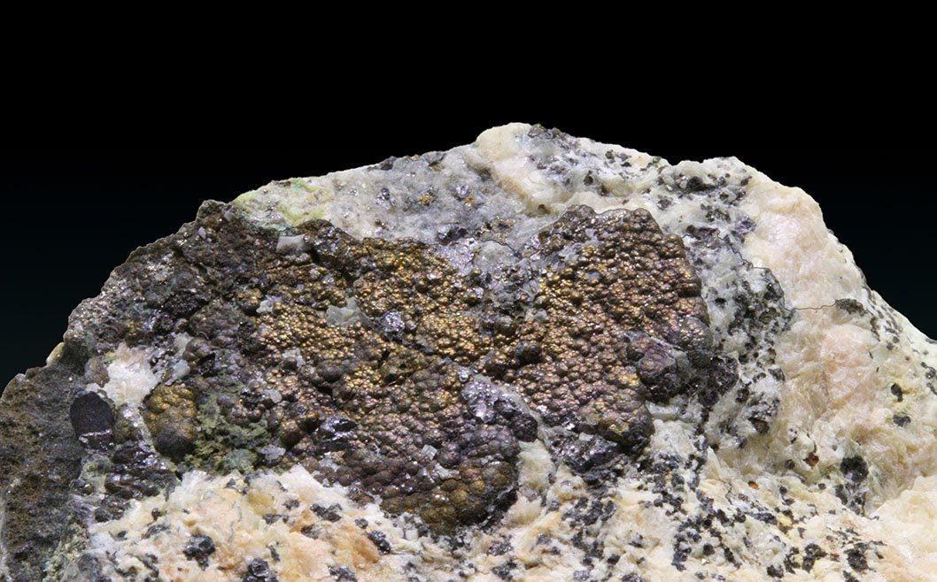Villamaninita finamente botroidal, con pátina de calcopirita sobre dolomita granuda. Localidad: Mina La Providencia, Cármenes (León). Colección y fotografía: Miguel Calvo.
